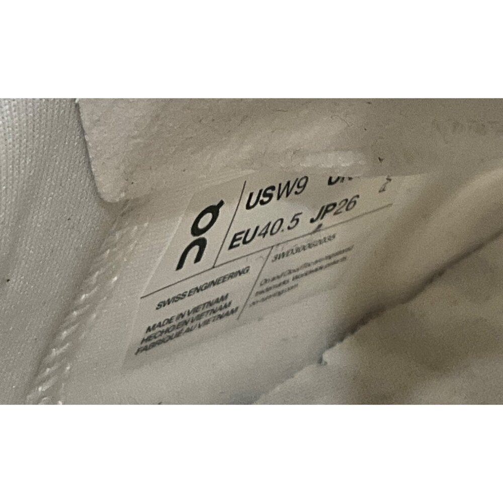 ON Cloudpulse Sneakers in Undyed & Frost 9 with box Mens Athletic Shoes - Picture 9 of 16